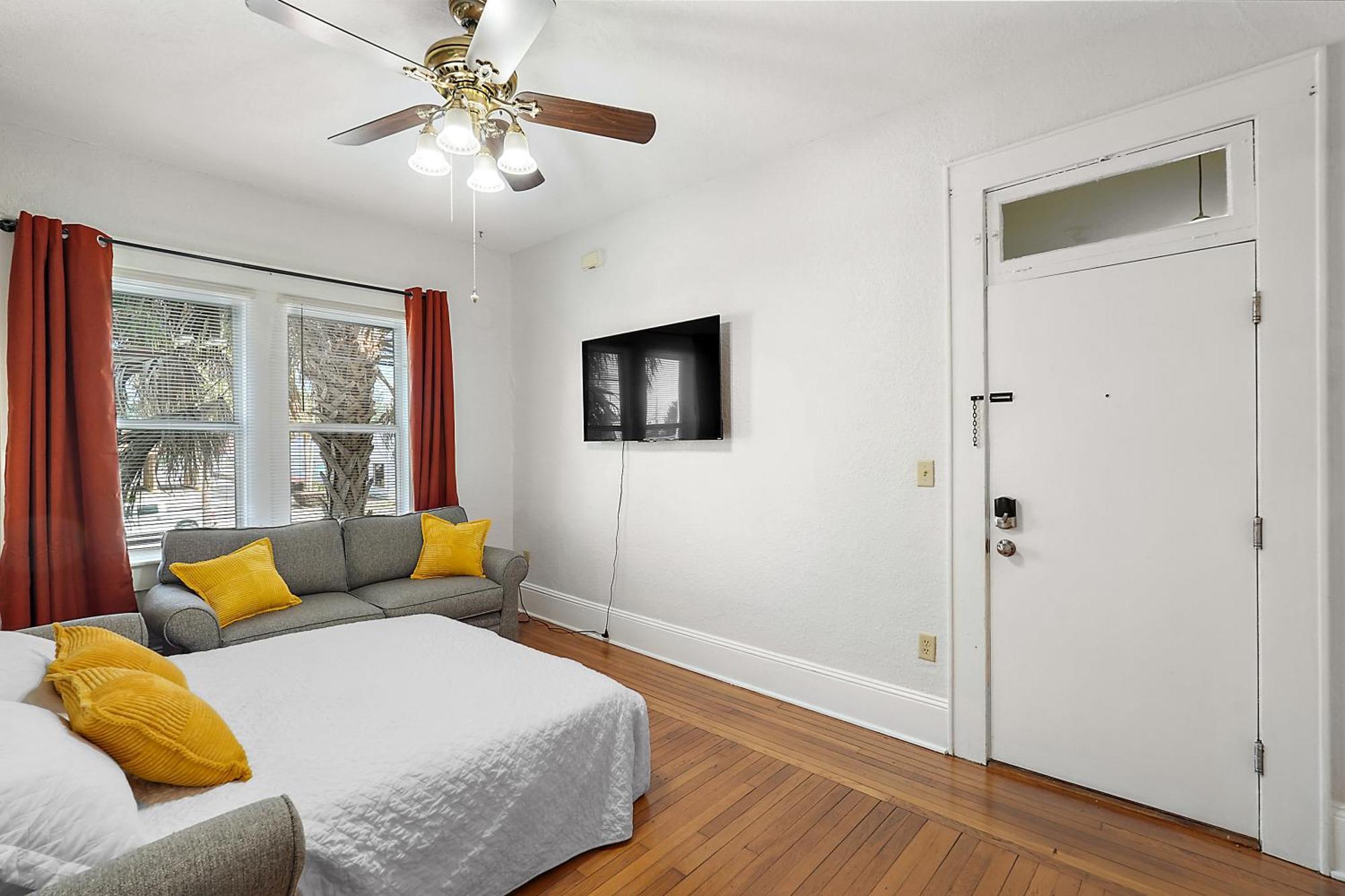 Downtown Den-King Bed~Heart Of Eustis~Queen Sleeper~Upstairs~Bright & Happy Eksteriør bilde